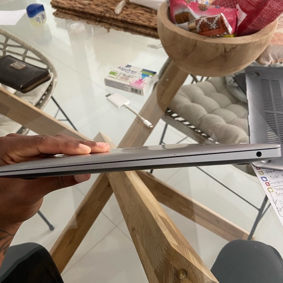 Used Apple MacBook Air 13 2020 Space Gray/Intel Core i3 1.1 GHz, 256 GB 8 GB Ram - Picture 8 of 12